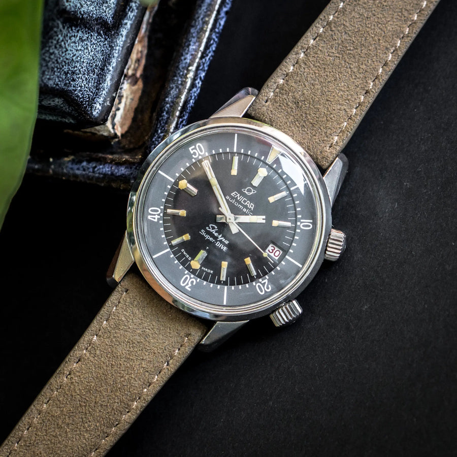 Enicar Sherpa Super Dive von 1966 am Alcantara-Band Travertine