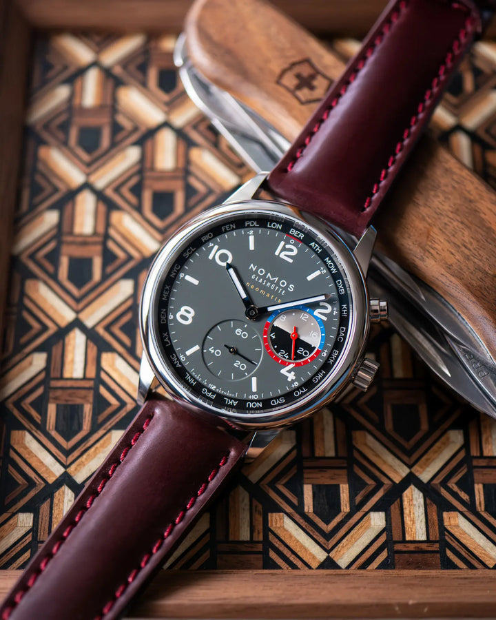 NOMOS Club Sport neomatik Weltzeit „Volcano“ am Cordovan „No. 8“