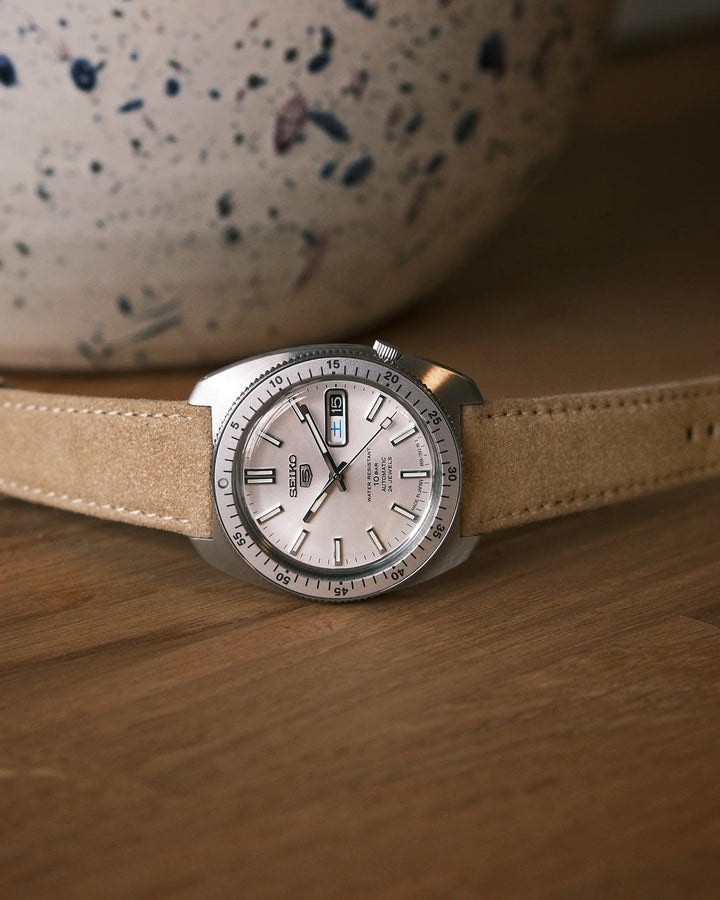 Seiko 5 Sports SRPL91 „Gene Kranz“ mit Alcantara Travertine auf Holz