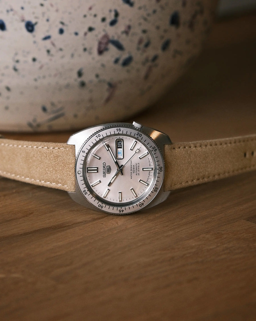Seiko 5 Sports SRPL91 „Gene Kranz“ mit Alcantara Travertine auf Holz