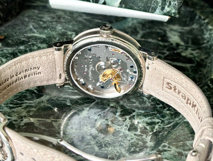 Alcantara Like a Million Bucks an Uhr – Lifestyleaufnahme