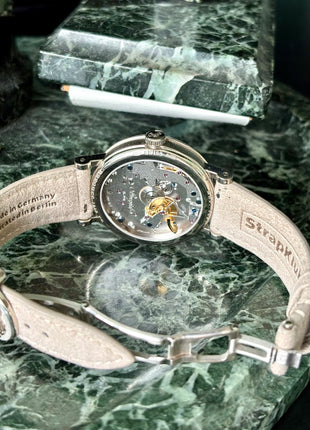 Alcantara Like a Million Bucks an Breguet – Lifestyleaufnahme
