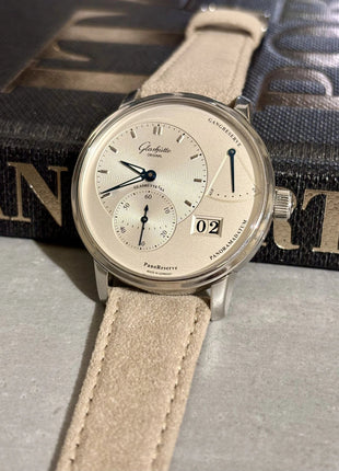 Alcantara® Like a Million Bucks an Glashütte Original PanoReserve – Lifestyleaufnahme