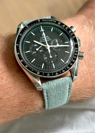 Alcantara It’s a Boy an Uhr – Lifestyleaufnahme