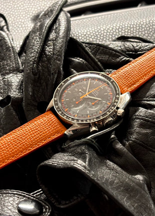 Rindsleder French Style Ecstasy an Omega Speedmaster – Lifestyleaufnahme 1