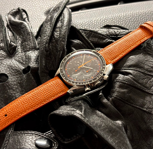 Rindsleder French Style Ecstasy an Omega Speedmaster – Lifestyleaufnahme 1