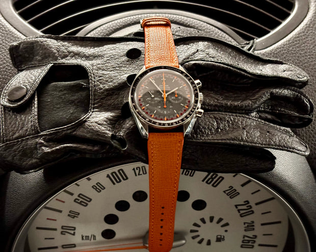 Rindsleder French Style Ecstasy an Omega Speedmaster – Lifestyleaufnahme 2