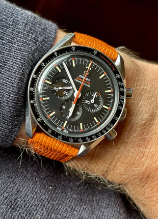Rindsleder French Style Ecstasy an Omega Speedmaster Ultraman – Lifestyleaufnahme am Handgelenk