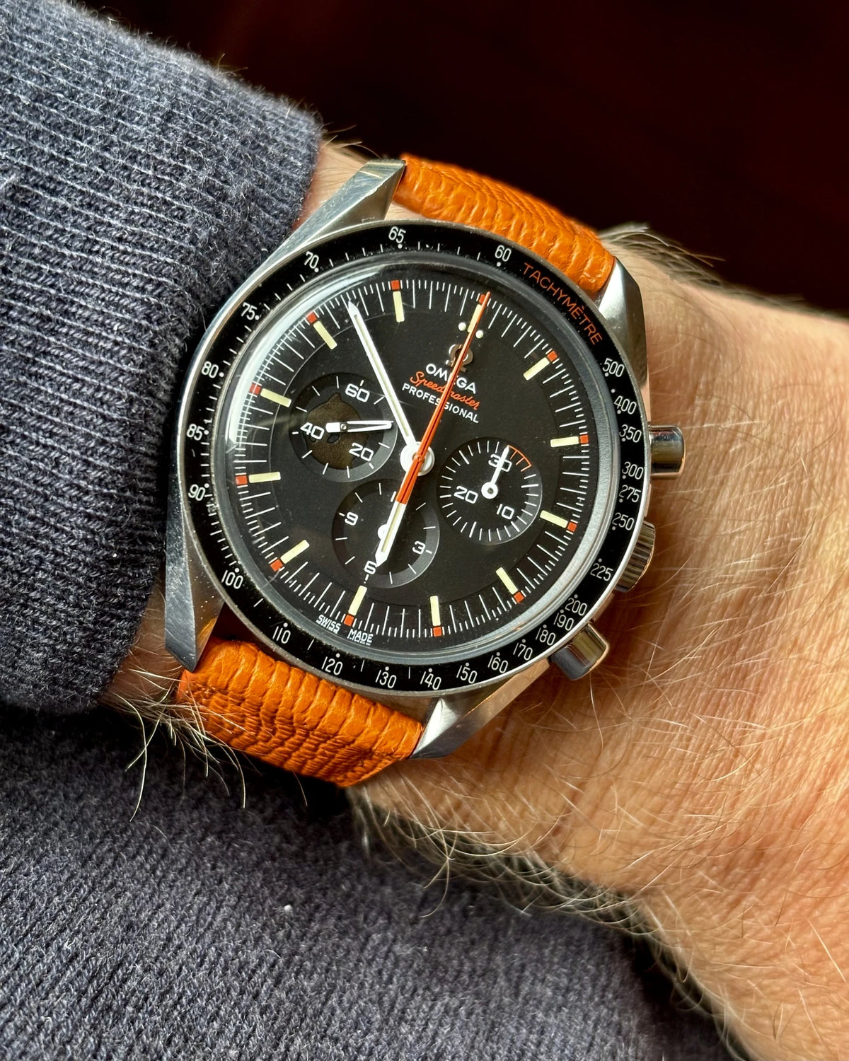 Rindsleder French Style Ecstasy an Omega Speedmaster Ultraman – Lifestyleaufnahme am Handgelenk