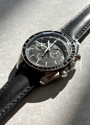 Juchtenleder - Passend für Omega-Faltschließe Schwarz – Omega Speedmaster Professional Moonwatch – Lifestyleaufnahme