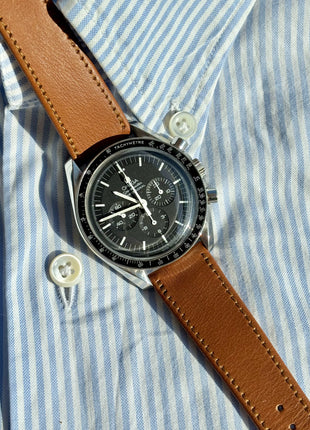 Kalbsleder Novonappa Golden Brown – Omega Speedmaster Professional Moonwatch – Lifestyleaufnahme