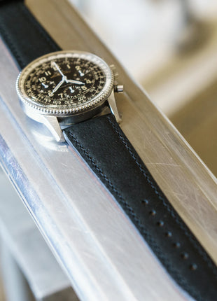 Schweinsleder 9 to 5 an Breitling – Lifestyleaufnahme 1