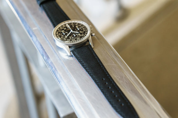 Schweinsleder 9 to 5 an Breitling – Lifestyleaufnahme 1