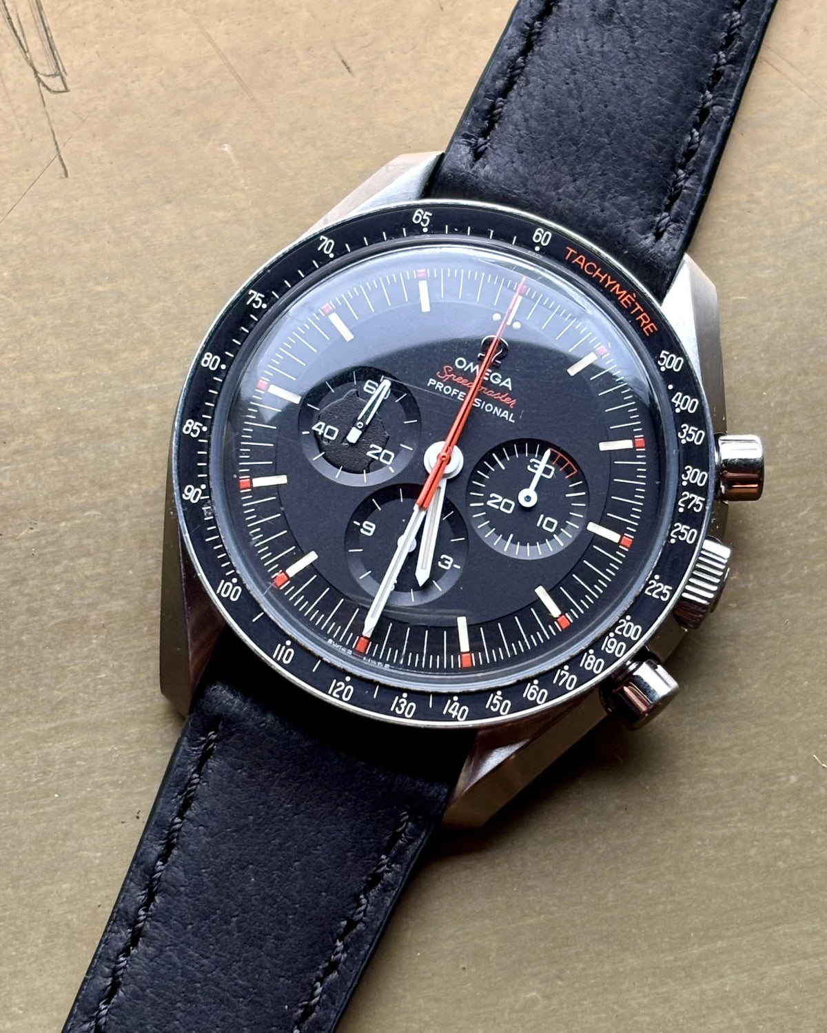 Schweinsleder 9 to 5 an Omega Speedmaster Ultraman – Lifestyleaufnahme