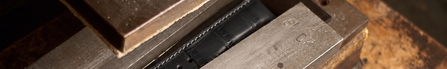 Rembordierung eines Leder-Uhrenarmbands mit sauber umgeschlagener Kante
