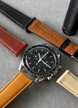 Kalbsleder Classic Cappuccino an Uhr – Lifestyleaufnahme