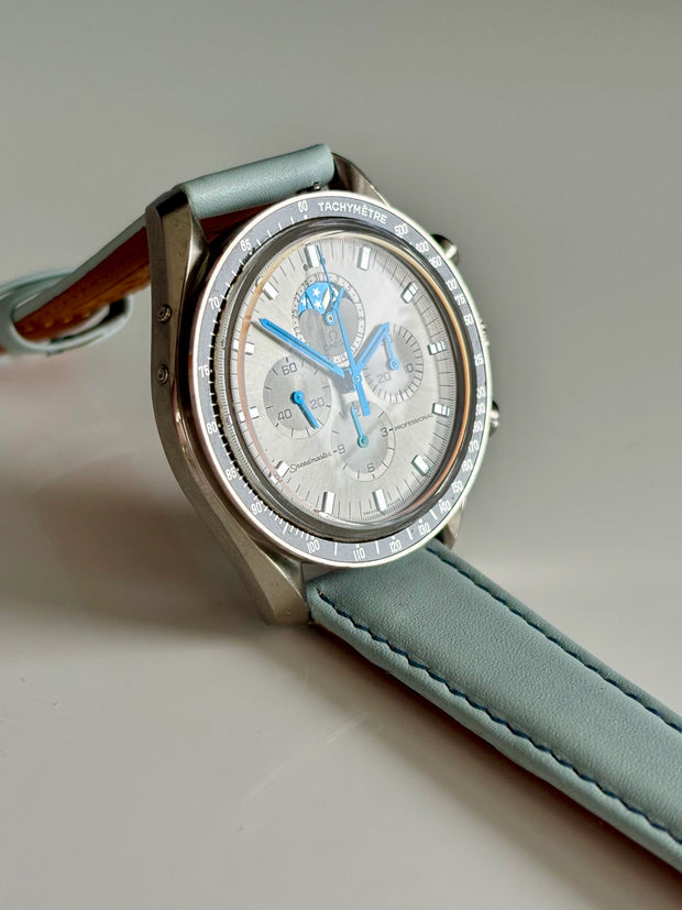 Kalbsleder Classic Fresh an Omega Speedmaster Moonwatch – Lifestyleaufnahme 3