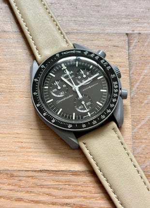 Kalbsleder Classic Travertine an Uhr – Lifestyleaufnahme