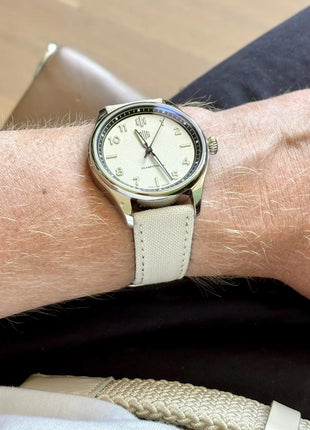 Textilband Good Life Sand an einer DUG Purist am Handgelenk – Lifestyle-Aufnahme 01