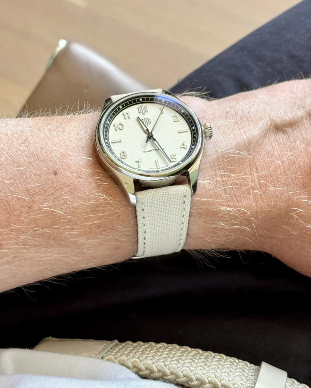 Textilband Good Life Sand an einer DUG Purist am Handgelenk – Lifestyle-Aufnahme 01