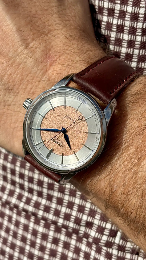 Grönefeld-Uhr am Handgelenk mit rotem StrapKlub Cordovan No. 8