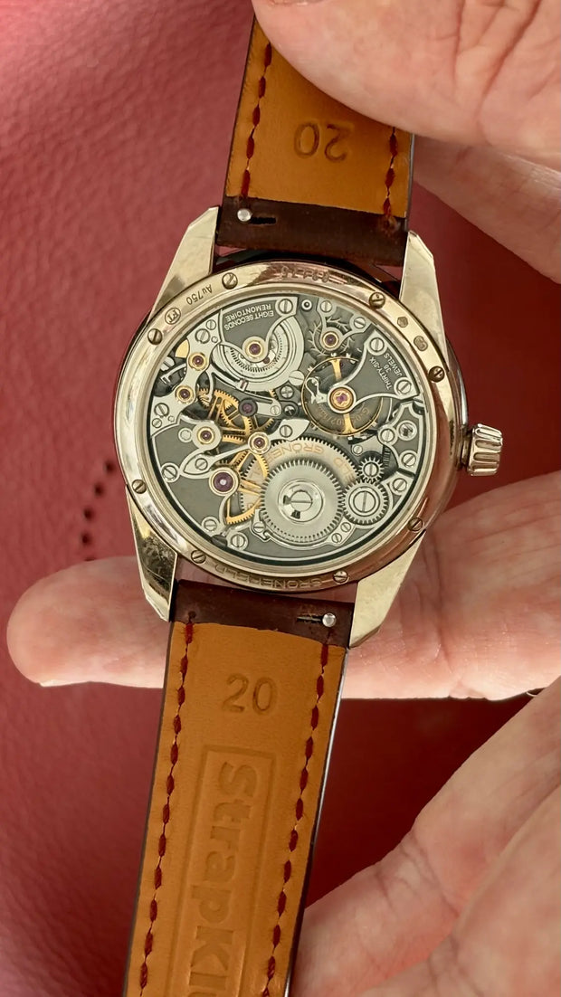 Rückseite einer Grönefeld-Uhr mit rotem StrapKlub Cordovan No. 8