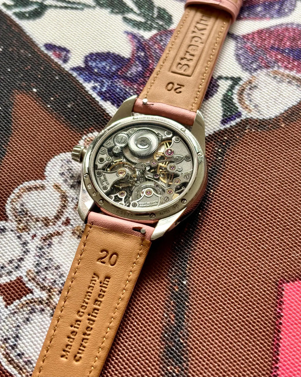 Rückseite einer Grönefeld-Uhr mit rosafarbenem StrapKlub Kalbsleder Classic Von Praunheim