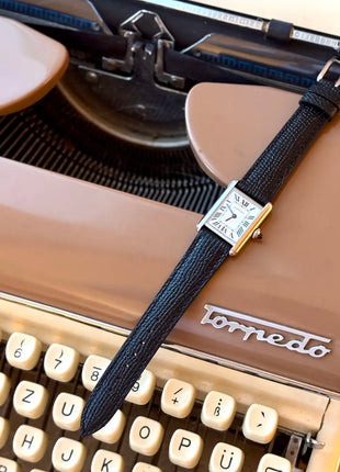 Rindsleder French Style 9 to 5 an Cartier Tank Must SolarBeat Small – Lifestyleaufnahme