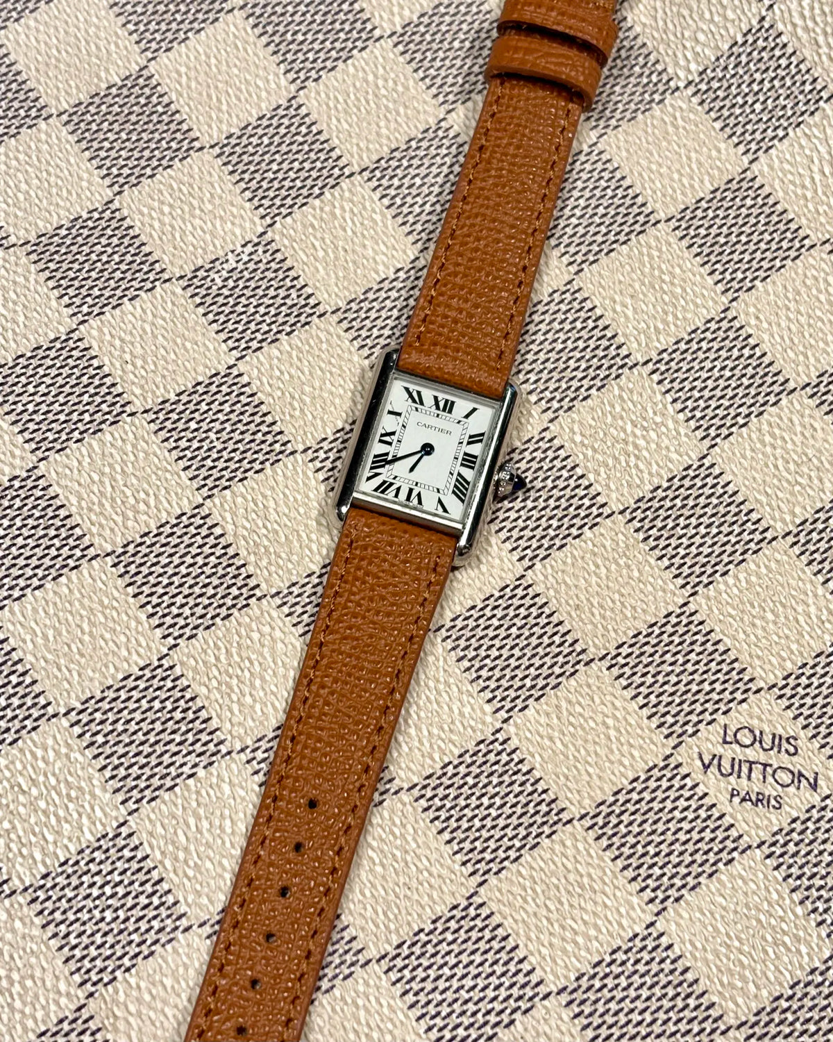 Rindsleder French Style Hey Honey an der Cartier Tank Must SolarBeat Small – Frontansicht