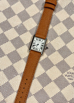 Rindsleder French Style Hey Honey an Cartier Tank Must SolarBeat Small – Lifestyleaufnahme