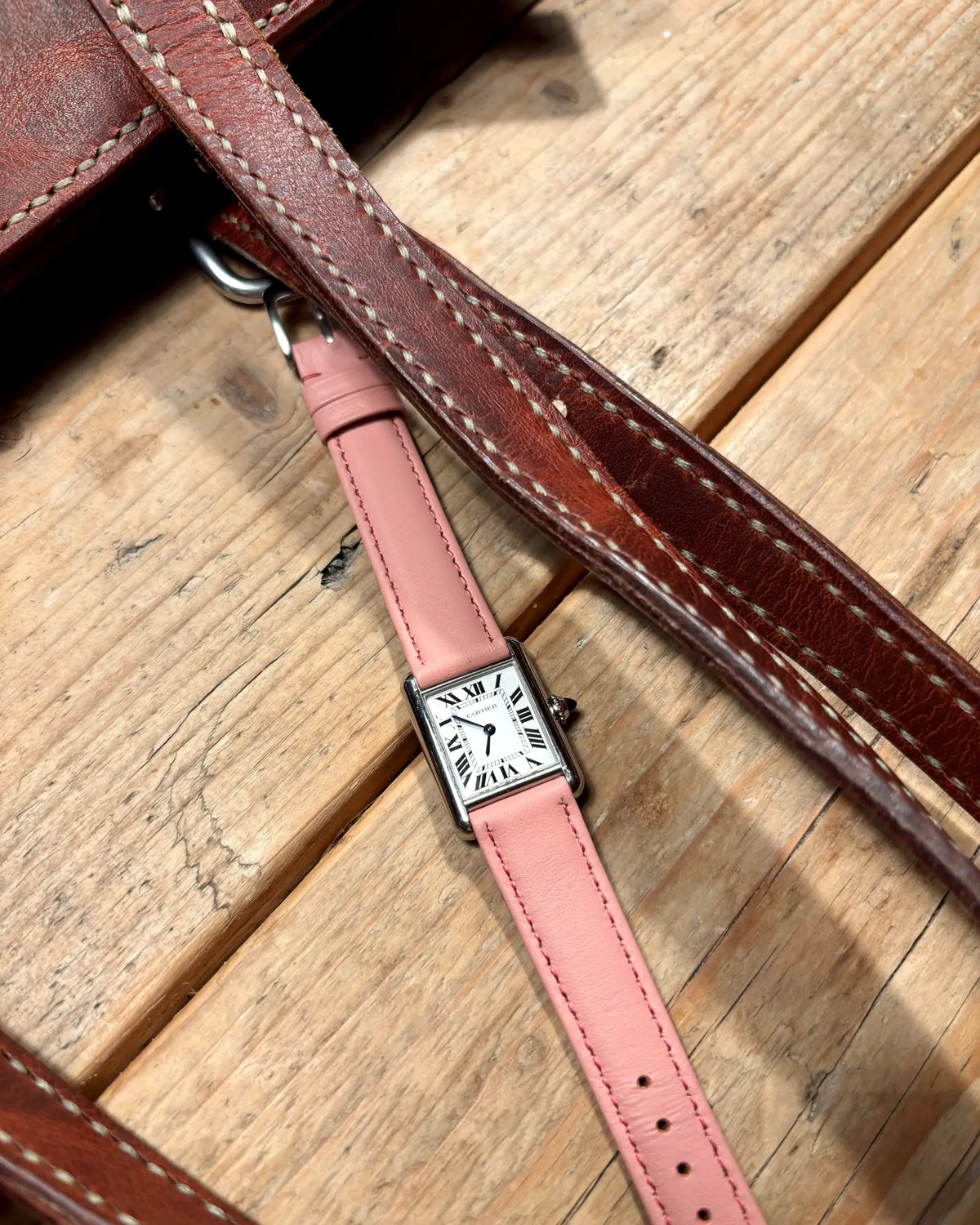 Cartier Tank Must SolarBeat Small am Kalbsleder Classic „Von Praunheim“ – Gesamtansicht