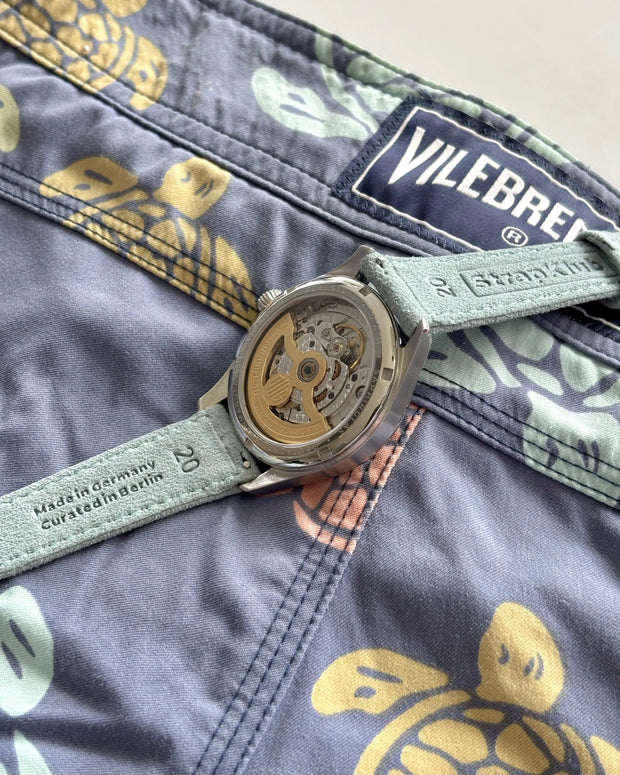 Rückseite der DUG Purist am eisblauen Alcantara-Uhrenarmband