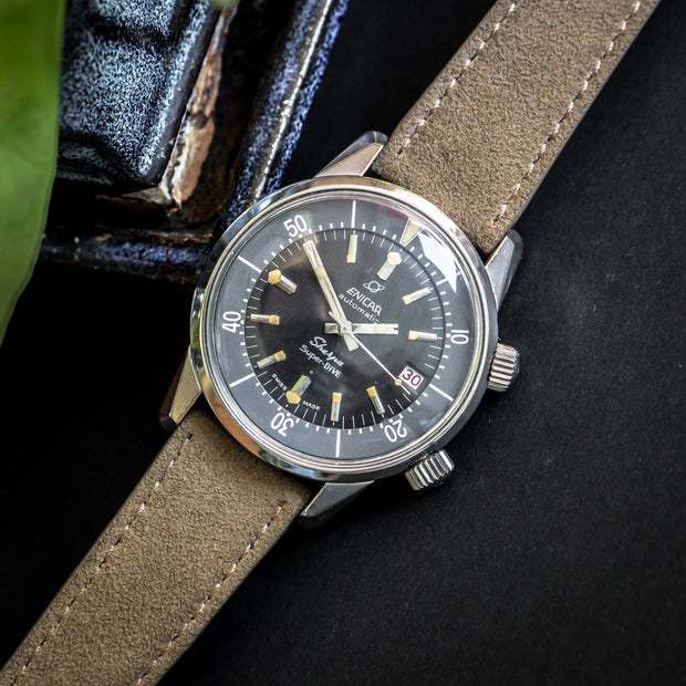 Enicar Sherpa Super Dive von 1966 am Alcantara-Band Travertine