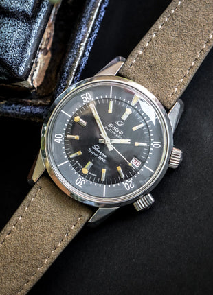 Alcantara Travertine an Enicar Sherpa Super Dive von 1966 – Lifestyleaufnahme
