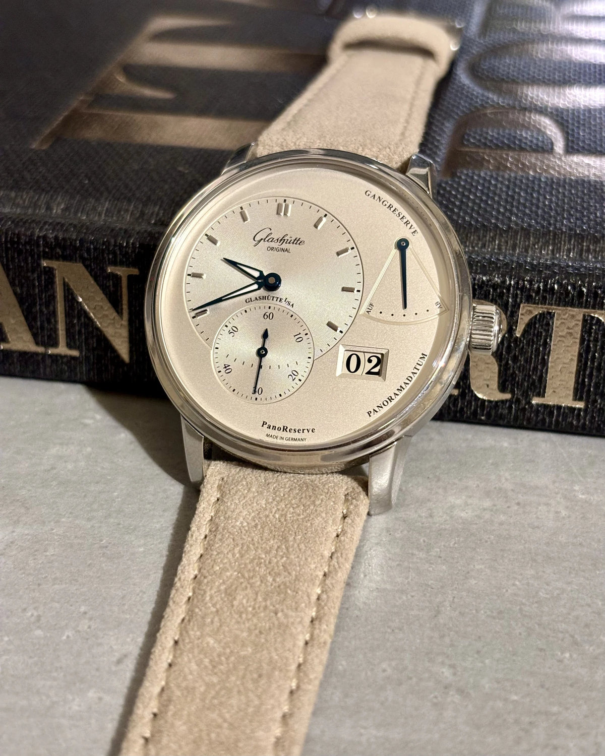 Glashütte Original PanoReserve mit greigefarbenem Alcantara® „Like a Million Bucks“ – Frontansicht