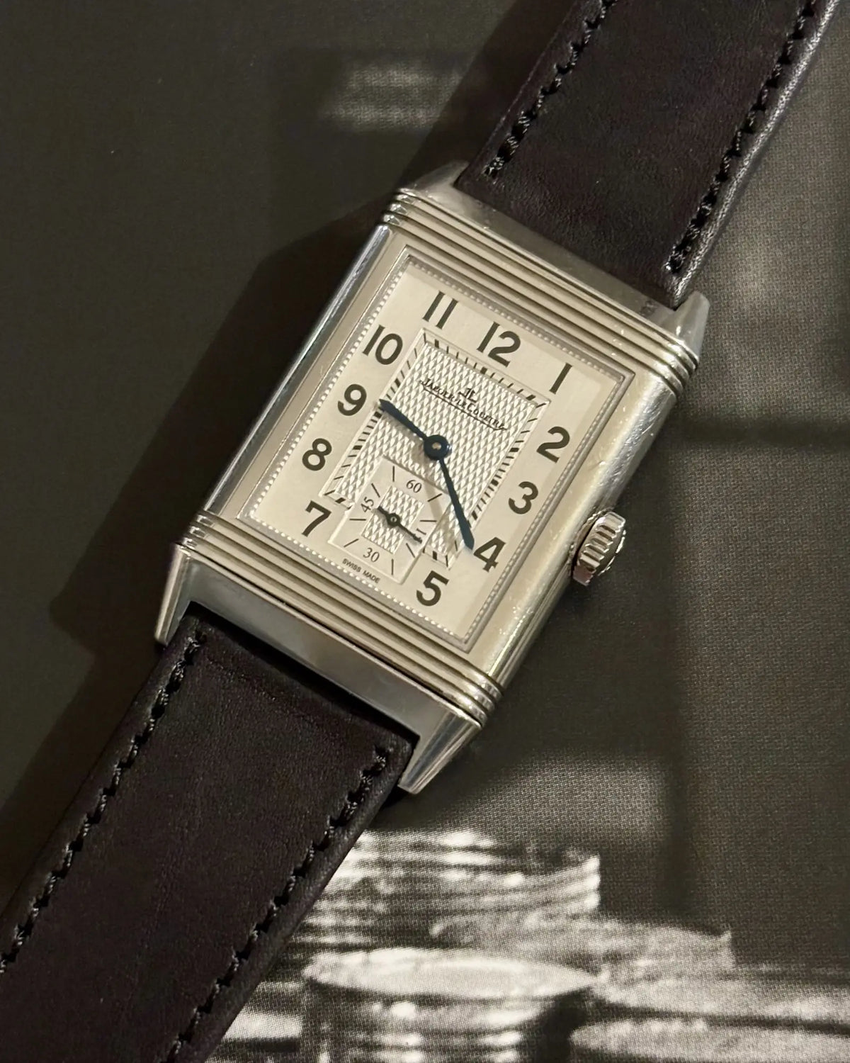 Jaeger-LeCoultre Reverso am Novonappa-Lederarmband „9 to 5“ in Schwarz