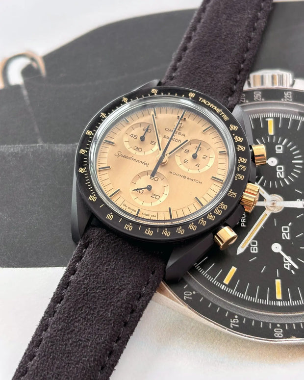 MoonSwatch Mission to the Moon 1969 18K mit Alcantara® 9 to 5 – Frontansicht