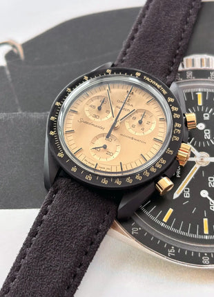 Alcantara® 9 to 5 an MoonSwatch Mission to the Moon 1969 18K – Lifestyleaufnahme