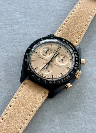 Alcantara® Travertine an MoonSwatch Mission to the Moon 1969 18K – Lifestyleaufnahme