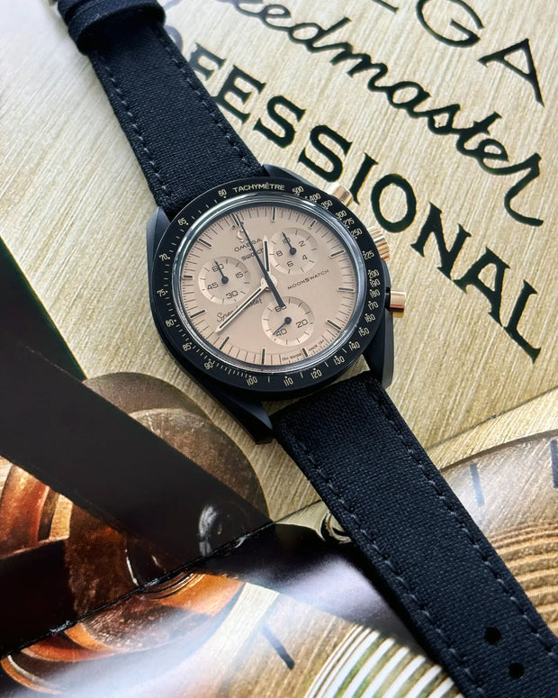 MoonSwatch Mission to the Moon 1969 18K mit Textilband Good Life 9 to 5 – Frontansicht