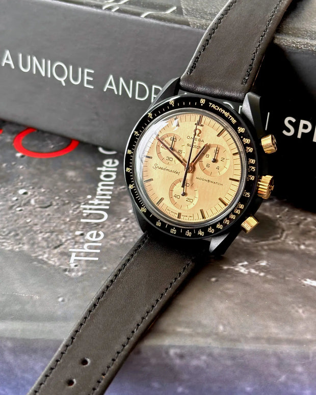 MoonSwatch Mission to the Moon 1969 18K mit Kalbsleder Novonappa® 9 to 5 – Frontansicht