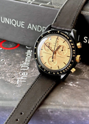 Kalbsleder Novonappa® 9 to 5 an MoonSwatch Mission to the Moon 1969 18K – Lifestyleaufnahme