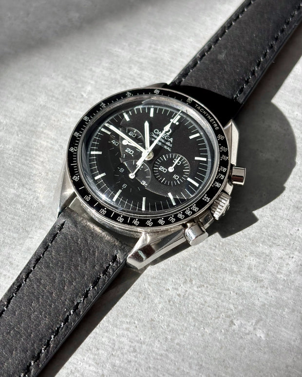 Detail der Omega Speedmaster Professional Moonwatch am schwarzen Schweinslederband