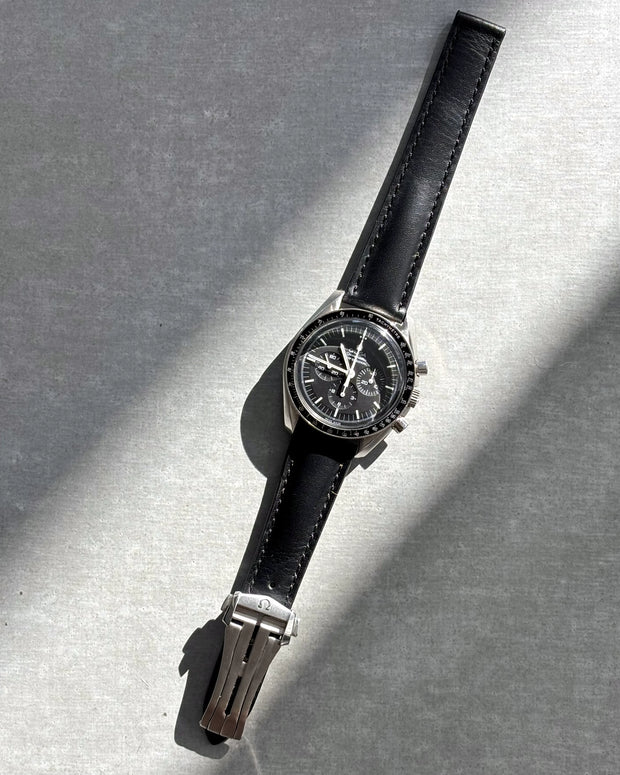 Omega Speedmaster Professional Moonwatch mit Juchtenlederband und Omega-Faltschließe