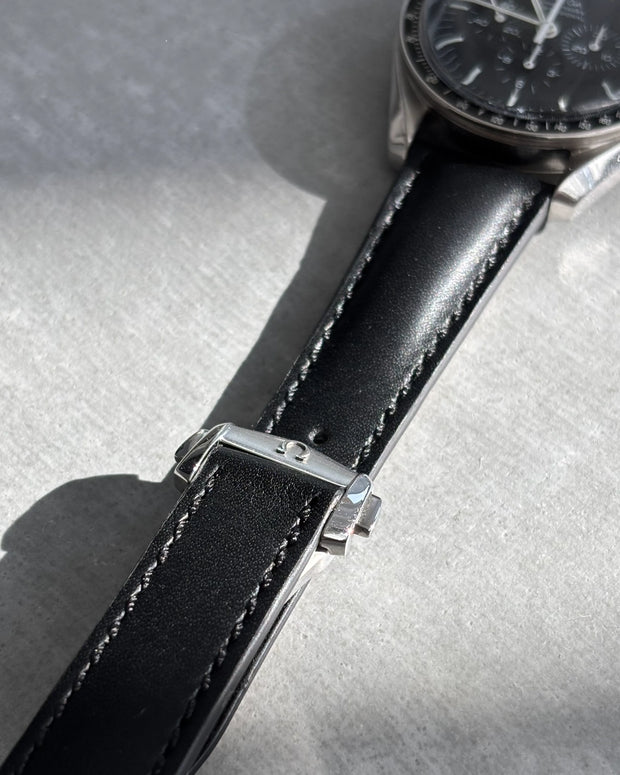 Detail des schwarzen Juchtenlederbands an der Omega-Faltschließe
