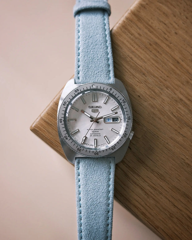 Seiko 5 Sports SRPL91 „Gene Kranz“ mit Alcantara It’s a Boy auf Holz