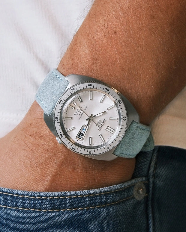 Seiko 5 Sports SRPL91 „Gene Kranz“ am Alcantara-Band It’s a Boy – Wristshot