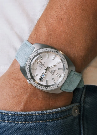 Alcantara It’s a Boy an Seiko 5 Sports SRPL91 „Gene Kranz“ – Lifestyleaufnahme