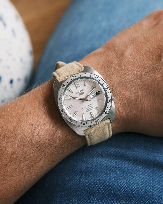 Seiko 5 Sports SRPL91 „Gene Kranz“ am Alcantara Travertine – Wristshot