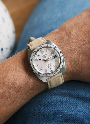 Alcantara Travertine an Seiko 5 Sports SRPL91 „Gene Kranz“ – Lifestyleaufnahme